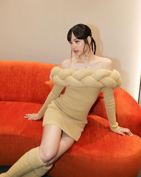 'Vã mồ hôi' với thời trang phang thời tiết của Lisa- Ảnh 3. 'Vã mồ hôi' với thời trang phang thời tiết của Lisa- Ảnh 3.