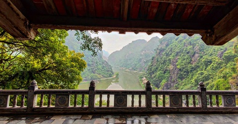Nghỉ lễ giỗ Tổ, đi tắm suối, tắm hồ cho mát mẻ ngày đầu hè- Ảnh 5. Tuyệt tình cốc ở Ninh Bình