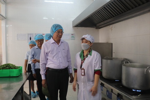 Kiểm tra an toàn vệ sinh thực phẩm ở trường học tại Nha Trang- Ảnh 1. Đoàn kiểm tra tại khu vực bếp của trường học - Ảnh: CBA