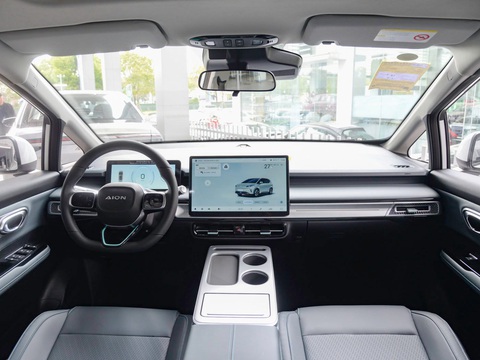 Xe điện Trung Quốc Aion vào Việt Nam: Chạy tới 550km/sạc, dự kiến ra mắt tháng 6- Ảnh 7. Nội thất rộng rãi, ghế có thể gập theo kiểu sofa. Khoang cabin tối giản với 2 màn hình lớn, trong đó có màn hình cảm ứng 14,5 inch trung tâm. Hệ thống điều hòa tự động có lọc bụi mịn - Ảnh: AION