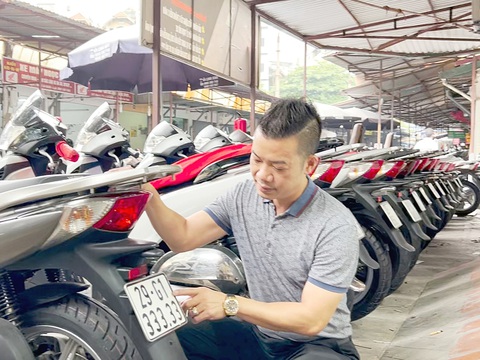 Đấu giá biển số xe máy: Thí điểm ở đô thị lớn trước khi áp dụng đại trà?- Ảnh 1. Một chủ cửa hàng bán xe máy ở quận Cầu Giấy (Hà Nội) sở hữu nhiều xe biển số đẹp - Ảnh: PHẠM TUẤN