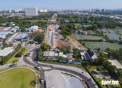 Nguy cơ đường song hành quốc lộ 50 không thể thông tuyến năm 2024 vì vướng nhà- Ảnh 1. Tại gói thầu xây lắp số 2 thuộc dự án mở rộng quốc lộ 50 đoạn khu dân cư Phong Phú 4 hiện còn khoảng 8 căn nhà giáp đường Trịnh Quang Nghị chắn ngang toàn bộ tuyến đường - Ảnh: CHÂU TUẤN