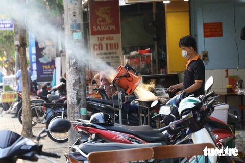 Ám ảnh khói nướng: Không riêng TP.HCM, Bangkok cũng 'đau đầu'- Ảnh 1. Khói từ lò nướng của một quán cơm tấm ở TP.HCM phà vào người đi đường - Ảnh: NGỌC QUÝ