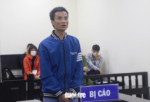 Tài xế tông chết bảo vệ khu đô thị vì bị khóa bánh xe: 'Tôi uống rượu nhưng không say'- Ảnh 1. Bị cáo Trịnh Bá Trọng trả lời thẩm vấn - Ảnh: DANH TRỌNG