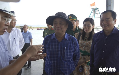 Bộ trưởng Lê Minh Hoan: ‘Hành động không chỉ để gỡ thẻ vàng mà còn vì thế hệ mai sau’- Ảnh 2. Bộ trưởng Lê Minh Hoan thị sát cảng cá ở TP Vũng Tàu sáng 8-4 - Ảnh: ĐÔNG HÀ