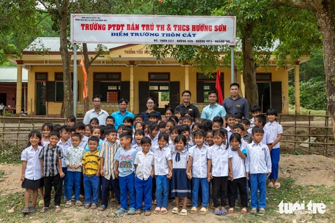 20 năm dạy học ở vùng thâm sơn cùng cốc- Ảnh 1. Học trò và giáo viên tại điểm trường thôn Cát - Ảnh: HOÀNG TÁO