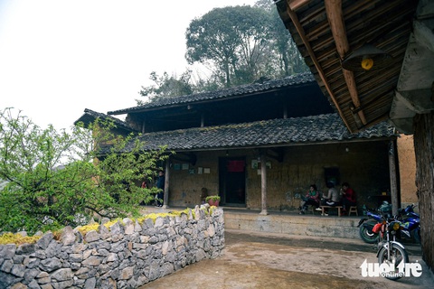 Ngôi nhà cổ hơn 70 năm tuổi thành nơi đón khách du lịch quả gia đình anh Hồng - Ảnh: NAM TRẦN Ngôi nhà cổ hơn 70 năm tuổi thành nơi đón khách du lịch của gia đình anh Hồng