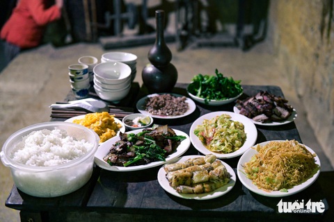 Mâm cơm với đủ món ngon do gia đình anh Hồng chuẩn bị cho du khách - Ảnh: NAM TRẦN Mâm cơm với đủ món ngon do gia đình anh Hồng chuẩn bị cho du khách
