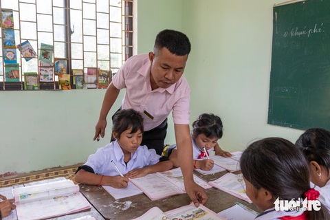 20 năm dạy học ở vùng thâm sơn cùng cốc- Ảnh 2. Thầy Sinh tình nguyện dạy học ở vùng khó, bám lớp giúp các thế hệ học trò no cái chữ - Ảnh: HOÀNG TÁO