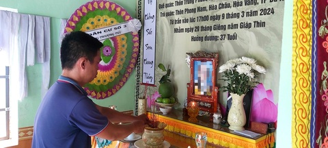 1 phụ nữ chết vì tai nạn: Người nhà không đồng ý kết luận giám định nồng độ cồn- Ảnh 1. Anh Hà thắp hương cho vợ mình - Ảnh: ĐOÀN CƯỜNG