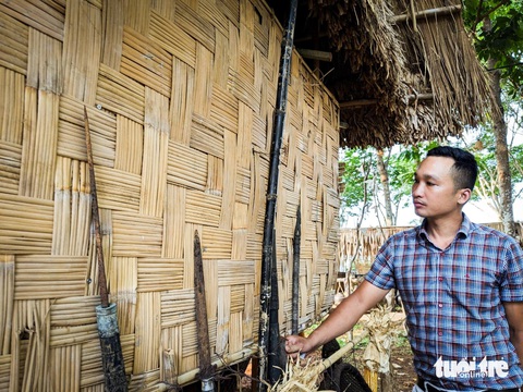 Chiếc lao trên ghế xương voi của vua voi Tây Nguyên bị mất trộm- Ảnh 2. Một số mũi lao cổ tại khu vực nhà trưng bày nhà rông Xơ Đăng cũng bị trộm vặt mất - Ảnh: TẤN LỰC