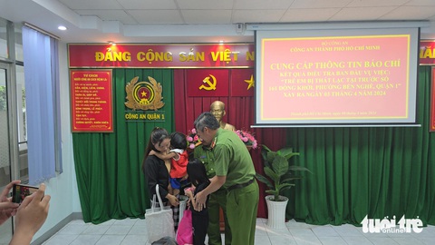 Đã giải cứu thành công hai bé gái bán kẹo bị dẫn dụ gần phố đi bộ Nguyễn Huệ- Ảnh 2. Công an bàn giao hai cháu bé bị thất lạc - Ảnh: ĐAN THUẦN