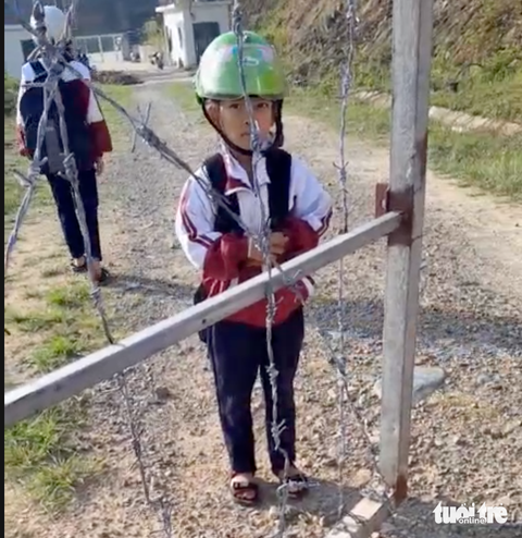 “Nhất quyết không để các em chui rào kẽm gai đến trường”- Ảnh 2. Học sinh chờ được qua rào kẽm gai để đến trường và về nhà - Ảnh: L.A