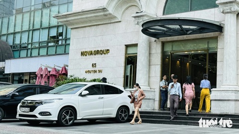 NovaGroup muốn bán thêm cổ phiếu Novaland từ tuần này để trả nợ- Ảnh 1. NovaGroup ráo riết báo cổ phiếu NVL để trả nợ. Trong ảnh: trụ sở tập đoàn tại TP.HCM - Ảnh: BÔNG MAI