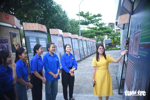 Các sinh viên Trường Đại học Quy Nhơn thích thú lắng nghe trình dẫn viên thuyết trình về chữ Quốc ngữ - Ảnh: LÂM THIÊN Các sinh viên Trường đại học Quy Nhơn thích thú lắng nghe thuyết trình về chữ quốc ngữ - Ảnh: LÂM THIÊN
