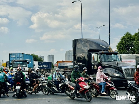 Cảnh sát giao thông TP.HCM: Đề nghị định nghĩa ùn tắc là xe không thể di chuyển- Ảnh 1. Đại biểu tại TP.HCM góp ý về quy định tuổi cấp giấy phép lái xe tối thiểu và tối đa rõ ràng để đảm bảo an toàn giao thông - Ảnh: THU DUNG