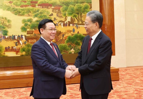 Đề nghị Trung Quốc nghiên cứu hợp tác xây dựng một số dự án đường sắt ở Việt Nam- Ảnh 1. Chủ tịch Quốc hội Vương Đình Huệ và Ủy viên trưởng Nhân đại toàn quốc Trung Quốc Triệu Lạc Tế - Ảnh: TTXVN