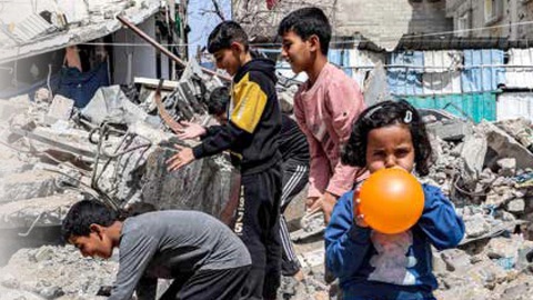 Nhìn lại 6 tháng chiến sự ở Gaza- Ảnh 1. Trẻ em ở thành phố Rafah phía nam Gaza - Ảnh: AFP
