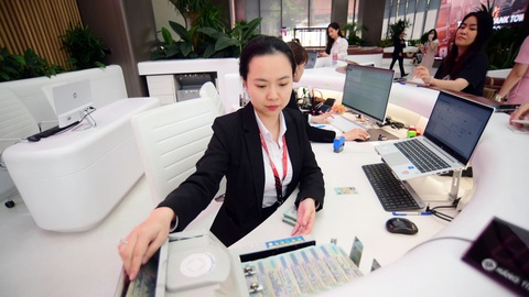 Sợ nhất lãi suất 'quay đầu' tăng- Ảnh 3. Khách hàng giao dịch tại Ngân hàng Techcombank, quận 1, TP.HCM - Ảnh: QUANG ĐỊNH