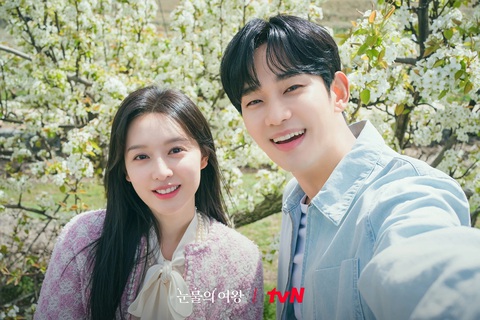 Rating 'Queen of Tears' bùng nổ, trở thành bộ phim có rating cao thứ hai trong lịch sử đài tvN- Ảnh 1. Nữ hoàng nước mắt trở thành phim có tỉ suất người xem cao thứ hai lịch sử nhà đài tvN - Ảnh: tvN.