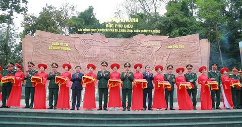 Khánh thành bức phù điêu đồng 'Bác Hồ nói chuyện với cán bộ, chiến sĩ đại đoàn quân Tiên phong'- Ảnh 1. Các đại biểu cắt băng khánh thành bức phù điêu - Ảnh: Cổng TTĐT Phú Thọ