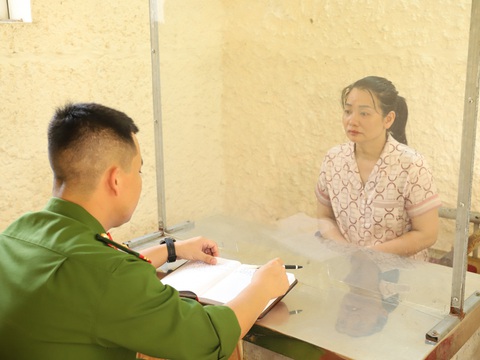 Triệt phá đường dây lừa đảo 'bán điện thoại chính hãng giá rẻ' cho khoảng 7.000 bị hại trên cả nước- Ảnh 2. Bà trùm Bùi Thị Hương tại cơ quan công an - Ảnh: CACC