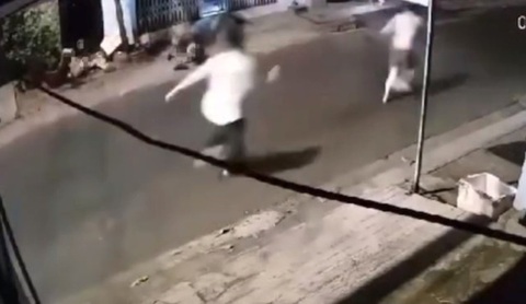 Án mạng ở quận Bình Tân từ mâu thuẫn nuôi chó: Camera ghi nhận gì?- Ảnh 1. Sau khi tấn công bà T. cùng một người phụ nữ, ông V.C.A. đuổi ông H. trên đường - Ảnh cắt từ clip chia sẻ trên mạng xã hội