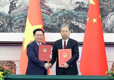Đề nghị Trung Quốc nghiên cứu hợp tác xây dựng một số dự án đường sắt ở Việt Nam- Ảnh 4. Kết thúc hội đàm, Chủ tịch Quốc hội Vương Đình Huệ và Ủy viên trưởng Triệu Lạc Tế đã ký thỏa thuận hợp tác giữa Quốc hội Việt Nam và Nhân đại toàn quốc Trung Quốc - Ảnh: TTXVN