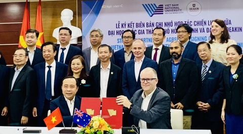 Đại học Quốc gia TP.HCM và Đại học Deakin hợp tác chiến lược đào tạo về AI- Ảnh 1. PGS.TS Vũ Hải Quân - giám đốc Đại học Quốc gia TP.HCM (bên trái), và GS Iain Martin - hiệu trưởng Đại học Deakin, tại buổi ký kết biên bản hợp tác chiến lược chiều 8-4 - Ảnh: MẠNH QUANG