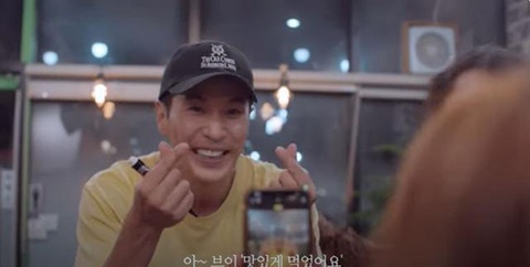 Diễn viên Kim Ji Seok trong bộ phim phát trên YouTube do anh tự sản xuất I Am Kim Ji Seok. Diễn viên Kim Ji Seok trong bộ phim phát trên YouTube do anh tự sản xuất I Am Kim Ji Seok.