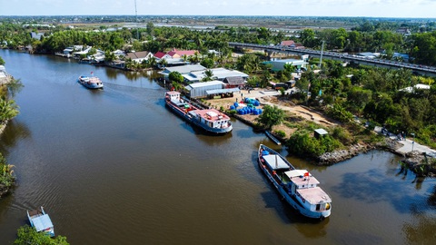 Tàu quân đội chở hơn 1.700m³ nước ngọt cấp cho người dân Cà Mau- Ảnh 2. Bộ đội cùng các tàu vận tải lớn chở theo nhiều nước ngọt đã bắt đầu phát miễn phí cho người dân xã Biển Bạch, huyện Thới Bình, tỉnh Cà Mau - Ảnh: THANH HUYỀN