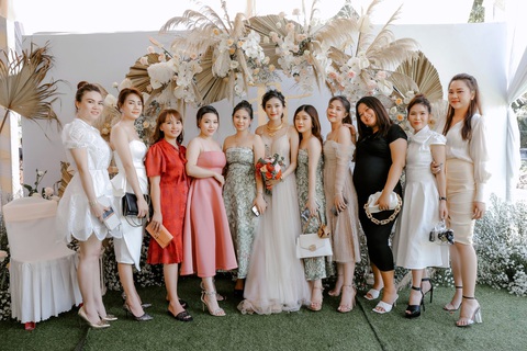 Tiệc cưới có dress code: Đã tốn phong bao còn lao đao tiền trang phục- Ảnh 1. Ngày càng có nhiều đám cưới đưa ra yêu cầu về trang phục cho khách mời khi gửi thiệp - Ảnh minh họa: GLS Collective