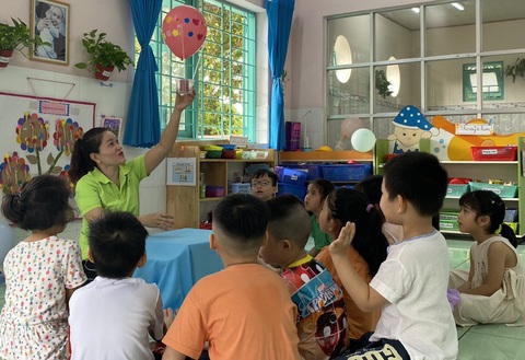 Trẻ mầm non hào hứng với tiết học STEM làm khinh khí cầu- Ảnh 4. Cô Nguyễn Liêu Phượng, giáo viên Lớp lá 1, Trường mầm non Tam Phú, TP Thủ Đức trong tiết dạy học STEM - Ảnh: nhà trường cung cấp