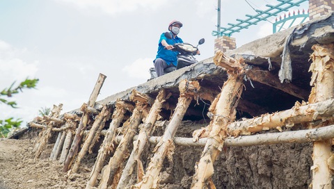 Quay quắt giữa rốn hạn mặn miền Tây- Ảnh 1. Tỉnh Cà Mau nỗ lực gia cố tạm các con đường bị sụp lún - Ảnh: THANH HUYỀN