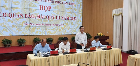 Cần Thơ quy định phóng viên đặt câu hỏi khi họp báo phải phù hợp tôn chỉ tờ báo- Ảnh 1. Một buổi họp báo định kỳ của UBND TP Cần Thơ - Ảnh: LÊ DÂN