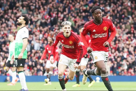 Kobbie Mainoo bất ngờ xin lỗi sau khi ghi bàn cho Man Utd- Ảnh 3. Kobbie Mainoo ăn mừng bàn thắng đầu tiên tại Old Trafford - Ảnh: Getty