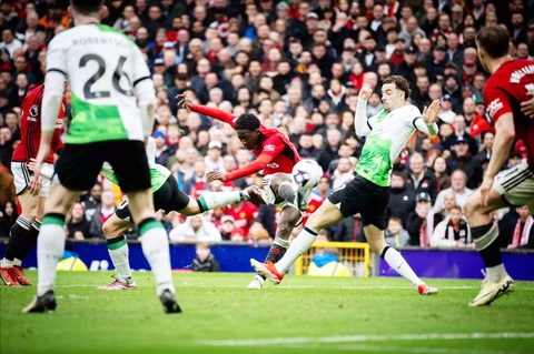 Kobbie Mainoo bất ngờ xin lỗi sau khi ghi bàn cho Man Utd- Ảnh 1. Kobbie Mainoo ghi siêu phẩm cho Man Utd trước Liverpool - Ảnh: Getty