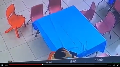 TP.HCM: Tạm đình chỉ cô giáo mầm non trong video đánh trẻ trong giờ ăn- Ảnh 1. Trẻ bị cô giáo mầm non túm đầu, nhấn đầu vào bát cơm - Ảnh cắt từ video