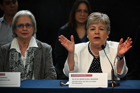 Nhân viên ngoại giao Mexico về nước sau vụ Ecuador đột kích đại sứ quán- Ảnh 1. Ngoại trưởng Mexico Alicia Barcena Ibarra (phải) phát biểu bên cạnh Đại sứ Mexico tại Ecuador, Raquel Serur, sau khi bà Serur đến sân bay quốc tế Mexico City vào ngày 7-4 - Ảnh: AFP