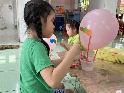 Trẻ mầm non hào hứng với tiết học STEM làm khinh khí cầu- Ảnh 3. Học sinh làm khinh khí cầu - Ảnh: Nhà trường cung cấp