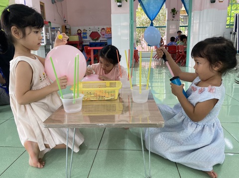 Trẻ mầm non hào hứng với tiết học STEM làm khinh khí cầu- Ảnh 2. Học sinh lớp lá 1 Trường mầm non Tam Phú, TP Thủ Đức làm khinh khí cầu - Ảnh: nhà trường cung cấp