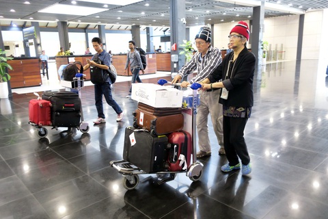 Nghỉ việc để báo hiếu, tính sao đây?- Ảnh 1. Người cao tuổi đi du lịch cùng con cháu - Ảnh: T.T.D.