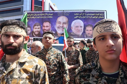 Những kịch bản đáp trả nào Iran dành cho Israel?- Ảnh 1. Người Iran tham gia tang lễ của các sĩ quan thiệt mạng trong vụ tấn công vào đại sứ quán nước này ở Syria - Ảnh: AFP