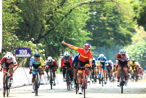 Nguyễn Thị Thật rút xé gió chiến thắng chặng 1 Tour of Thailand 2024- Ảnh 2. Nguyễn Thị Thật (áo đỏ) chiến thắng chặng 1 Tour of Thailand 2024 - Ảnh: TCA