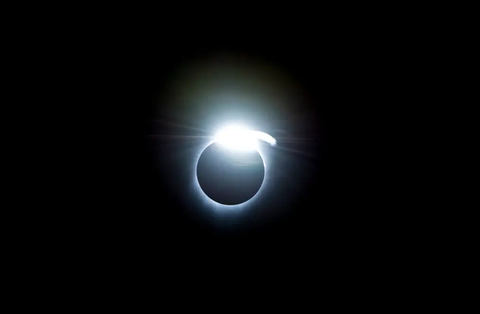 The diamond ring effect that marks the oncoming totality (Image credit: NASA/Carla Thomas) Hiệu ứng