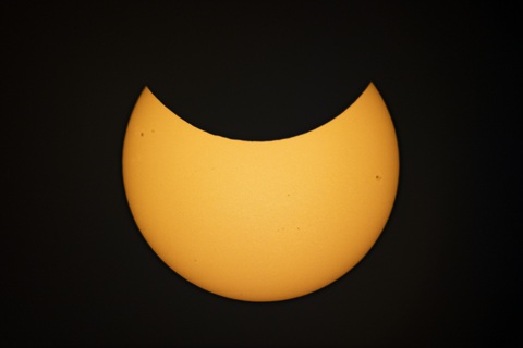 Mostafa Alkharouf captured this close-up view of the sun during the eclipse from Jerusalem. (Image credit: Mostafa Alkharouf/Anadolu Agency via Getty Images) Ảnh cận cảnh Mặt trời trong thời gian diễn ra nhật thực ở Jerusalem - Ảnh: Mostafa Alkharouf/Getty Images