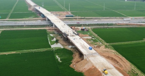 Nút giao thứ 7 trên cao tốc Mai Sơn - quốc lộ 45 sẽ đưa vào sử dụng dịp 30-4- Ảnh 1. Nhà thầu đang thi công hoàn thiện cầu vượt cao tốc Mai Sơn - quốc lộ 45 tại nút giao ở xã Thiệu Giang, huyện Thiệu Hóa (Thanh Hóa) - Ảnh: CTV