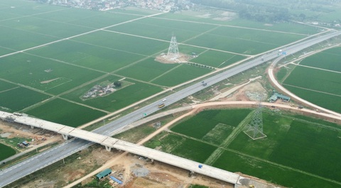 Nút giao thứ 7 trên cao tốc Mai Sơn - quốc lộ 45 sẽ đưa vào sử dụng dịp 30-4- Ảnh 2. Các hạng mục tại nút giao cao tốc Mai Sơn - quốc lộ 45 ở xã Thiệu Giang, huyện Thiệu Hóa (Thanh Hóa) đang được hoàn thiện - Ảnh: CTV