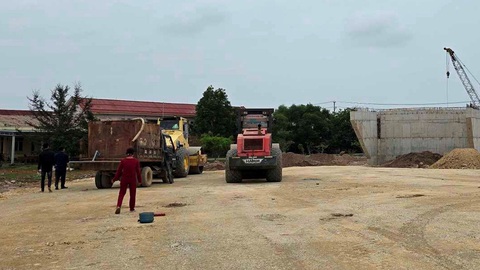 Thi công đường làm nứt nhà dân, phải bồi thường dân mới cho làm tiếp- Ảnh 2. Xe lu gây rung lắc quá mạnh nên người dân đã nhiều lần ra phản đối - Ảnh: QUỐC NAM