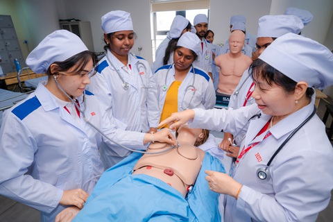 HIU công bố điểm chuẩn xét học bạ và học bổng 2024- Ảnh 1. Giảng viên và sinh viên khoa y HIU học thực hành trên mô hình mô phỏng người bệnh
